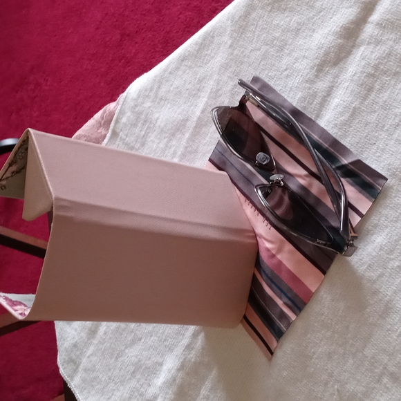 Beautiful T.B. Mirrored Sunglasses & Case - Picture 6 of 16